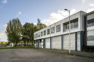 Bedrijfsgebouw met meerdere garagepoorten aan de Van der Madeweg in Amsterdam.